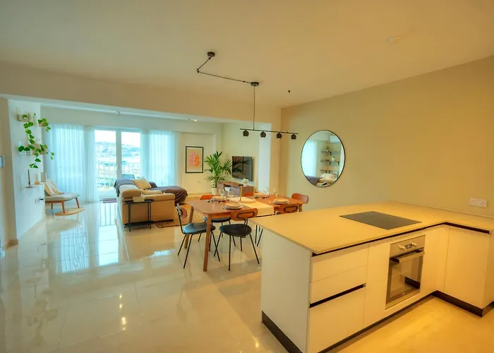 Luxury & Stylish 2Bedroom Seafront, Balcony Gogzr-4