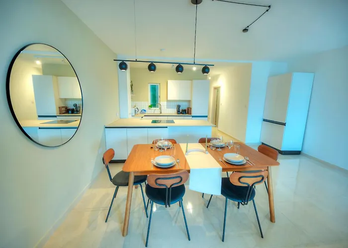 Luxury & Stylish 2Bedroom Seafront, Balcony Gogzr-4